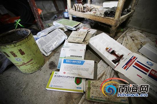 养猪场角落里放在一堆用于生猪的药品。南海网记者 刘洋摄