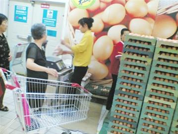 市民排队购买超市里的特价鸡蛋
