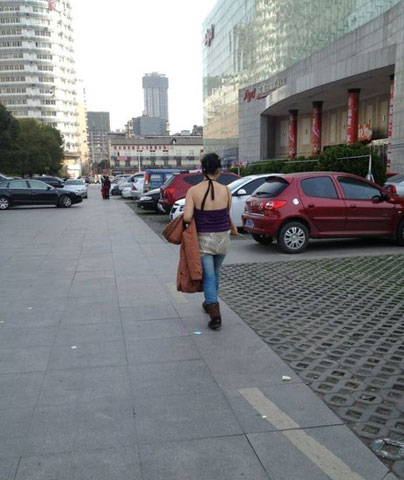 气温骤升市民乱穿衣 武汉街头现“吊带妹”