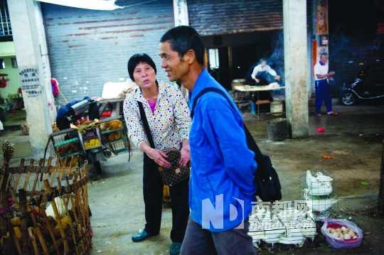 张北朝和妻子分别在菜市场摆摊，鸽子近乎半卖半送仍乏人问津，有时候赚的钱付完场地费就所剩无几了。