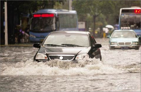 强降水固守长江中下游 出行遭遇暴雨怎么办？