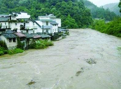 皖南暴雨成灾 水库超汛限水位