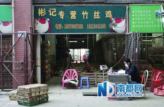 <p>    回看2013年，彬哥表示这是生意最难做的一年。 南都记者 陈坤荣 摄</p>