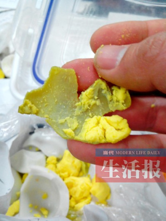 鸡蛋水煮后怪事发生：蛋黄捏不碎能当球打（图）