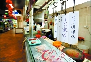 活禽交易休市前一天，天河某菜市场的家禽档口。记者顾展旭摄