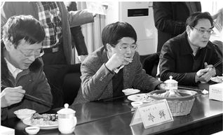 副省长昨带头品尝冷鲜鸡。