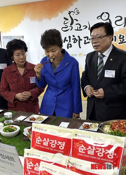 朴槿惠禽流感期间品尝鸡鸭肉