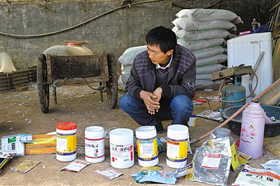 潘美兵向记者展示鸭子发病后他使用过的药物。