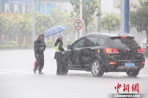 云南海南成南方降雨中心 中东部晴热依旧