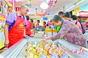 广州市民在市场选购生鲜鸡。 记者顾展旭 摄