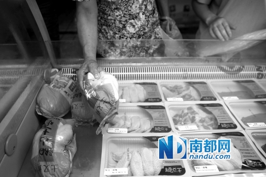 <p>    前日，市民在福田香梅市场新开张的冰鲜鸡档选购。南都记者 赵炎雄 摄</p>