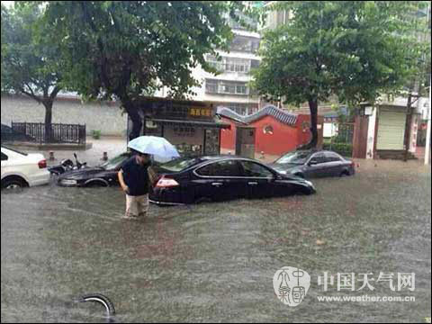 19日，福建永安市遭受大暴雨袭击，车辆在水中“抛锚”。（图：方晓洁）