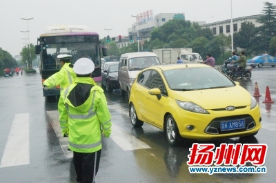 交警在疏导交通。惠宇摄