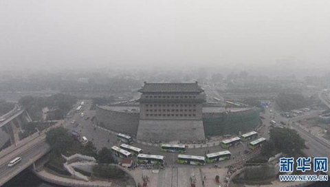 图为10月9日航拍的北京德胜门城楼。（来源于新华网）