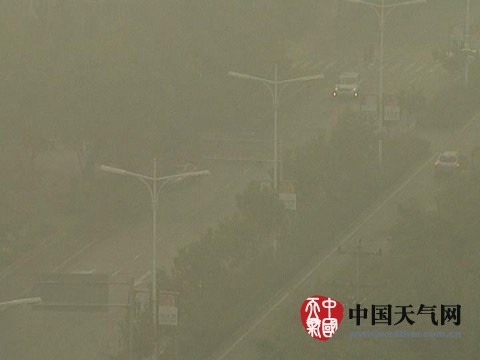 河北地区因雾能见度变差（秦楠 摄）