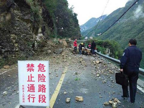 29日，巫溪省道S301中梁乡中梁水库因山体滑坡道路中断。（图片来源：巫溪网）