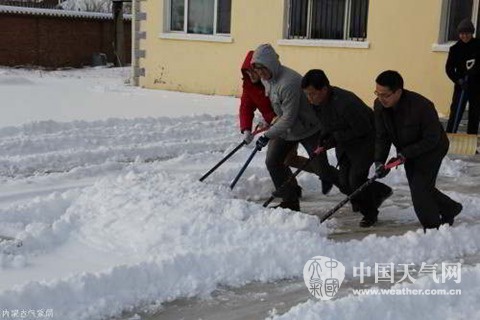 目前，呼伦贝尔市鄂伦春旗积雪较深，气象职工铲雪忙。（包晗 摄）