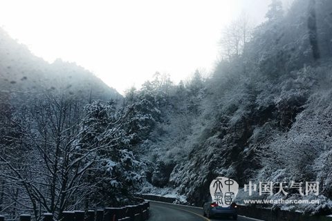 12月10日，安徽南部九华山受冷空气影响出现降雪。（丁慧敏 摄）