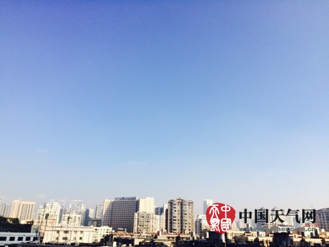 7日10时，云南昆明依然晴空朗照。（朱颖 摄）