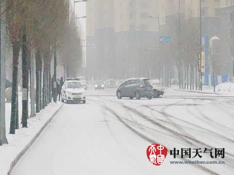 雪中道路湿滑，18日下午沈阳市和平区发生一起交通事故。(王迪 摄）