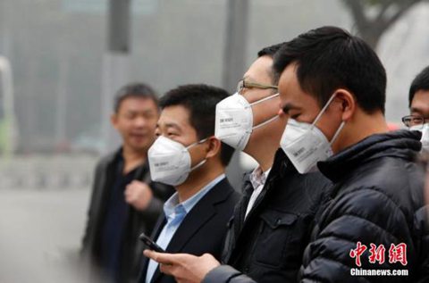 雾霾天外出戴口罩防护（图片来源于中新网）