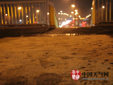 河南山东等多地迎初雪 中东部天气湿冷