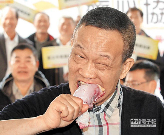 据台湾《中国时报》报道，禽流感疫情蔓延全台，民众闻鸡色变，养鸡业者生意惨跌，多位台北市议员29日站出来力挺鸡农，议员林瑞图更示范生吃鸡腿肉，直呼“要当白老鼠，吃了看有没有任何异状”。