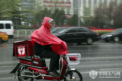 华北黄淮迎中到大雨 北方降温可达12℃