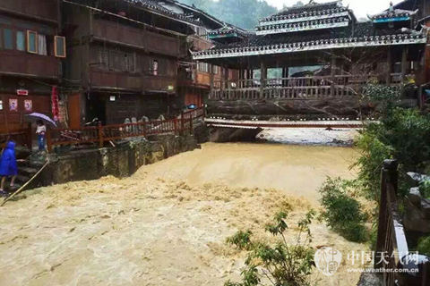 6省区持续强降雨 云南迎雨缓旱情