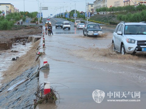 7日下午，巴彦淖尔市乌拉特中旗出现强对流天气过程，城区内涝严重。（图/韩布和）