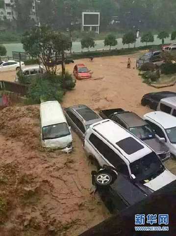 重庆巫溪暴雨引发山洪，多辆车被冲入河中。（来源：新华网）