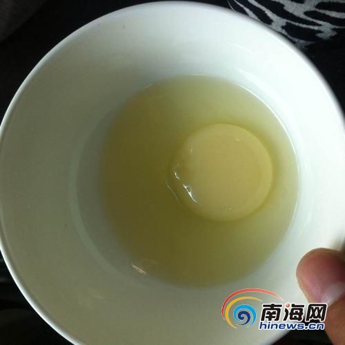 张女士买到的鸡蛋,蛋黄是白色的。