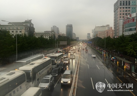 云南华南有大到暴雨 新疆今年来最强高温来袭