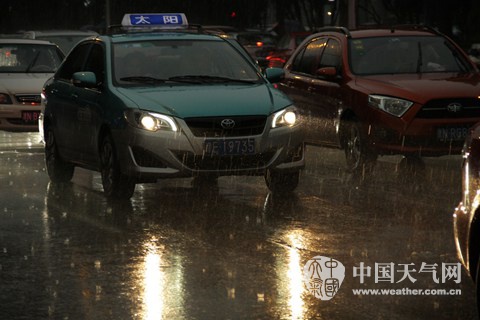 7月29日傍晚，天津市区降下疾雨，同时刮起大风，给晚高峰带来不小影响。（赵敏 摄影）