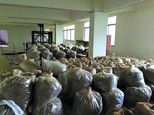 生产的假药堆满一地。