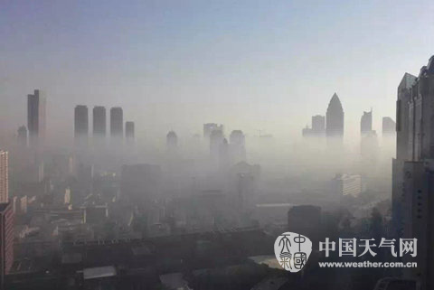 华北黄淮等地雾霾持续 新疆局地暴雪
