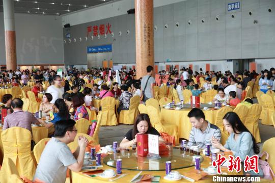 广东惠州举行千鸡宴美食文化节千人共享“鸡的盛宴”
