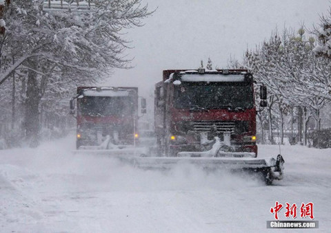 新疆强降雪持续 明起中东部迎雨雪降温
