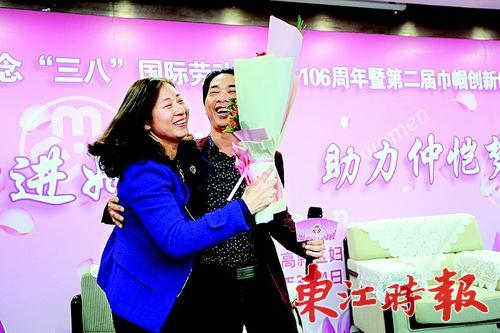 颁奖典礼上,叶伟兰的老公黄总捧 着鲜花出现。《东江时报》记者杨建业 摄