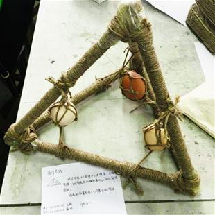 图为：看，这样的鸡蛋摔不破! (记者宋锐摄）