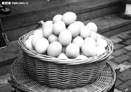 老百姓的餐桌上总少不了鸡蛋，而最近这段时间，不管菜价肉价怎么变，鸡蛋的价格却是一路走低。