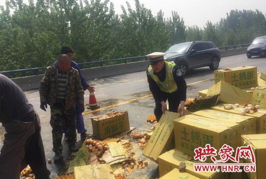 司机高速打瞌睡致车翻 27吨鸡蛋碎成“河”