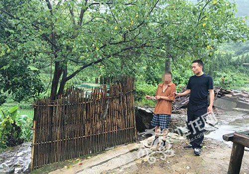嫌疑人指认盗鸡地点。万盛警方供图