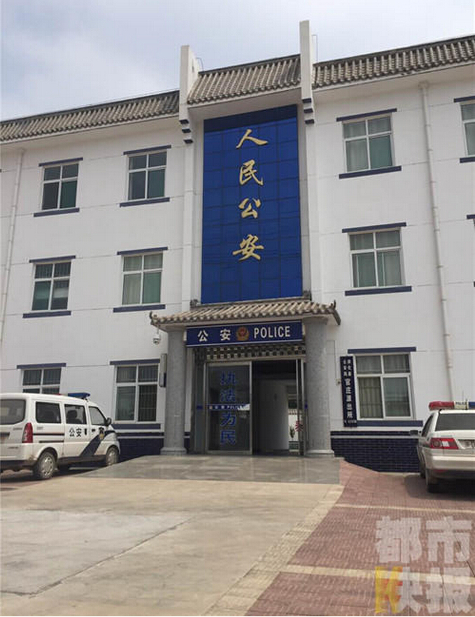咸阳的王女士在2013年的时候回乡创业,开办了一个养鸡场,几年下来生意一直不好,而让她怎么也没有想到的是,今天凌晨又发生了一件更加雪上加霜的事,一夜之间,六百多只土鸡莫名死亡,让其损失六万多元。今天,《都市快报》全媒体记者赶到咸阳市淳化县的秦月生态养殖中心了解到,事发在一个四百多亩地的散养土鸡养殖场。