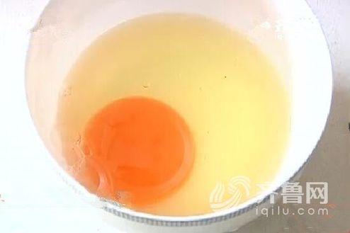 纪阿姨买的鸡蛋,蛋黄呈橘红色