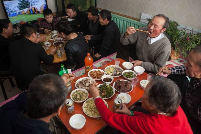 大肥猪两年长到700多斤,村民用铲车拉猪宰杀(图)