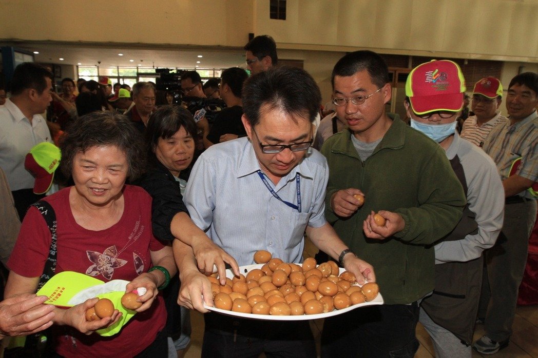 台湾鸡蛋因验出剧毒搞促俏 大妈疯狂伸手抢蛋