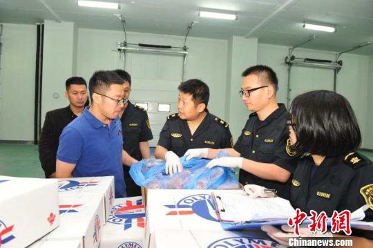 图为运抵西安港进口肉类指定口岸的货物接受检验检疫。 李涛 摄
